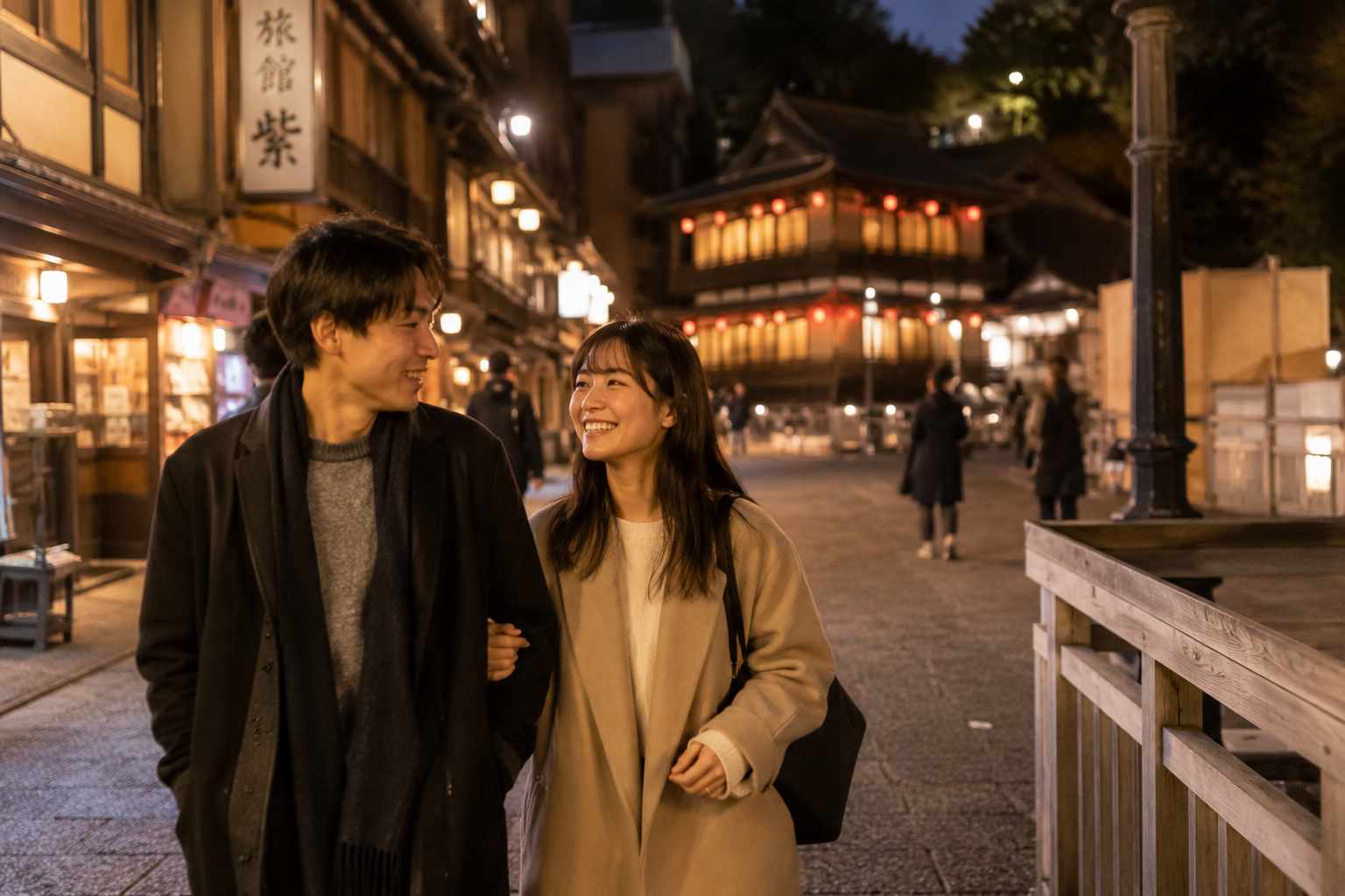 松山・道後温泉の夜景を散歩する日本人カップルの自然なデート風景