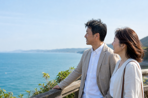 鳴門の海を眺めながら穏やかな時間を過ごす日本人の大人の男女